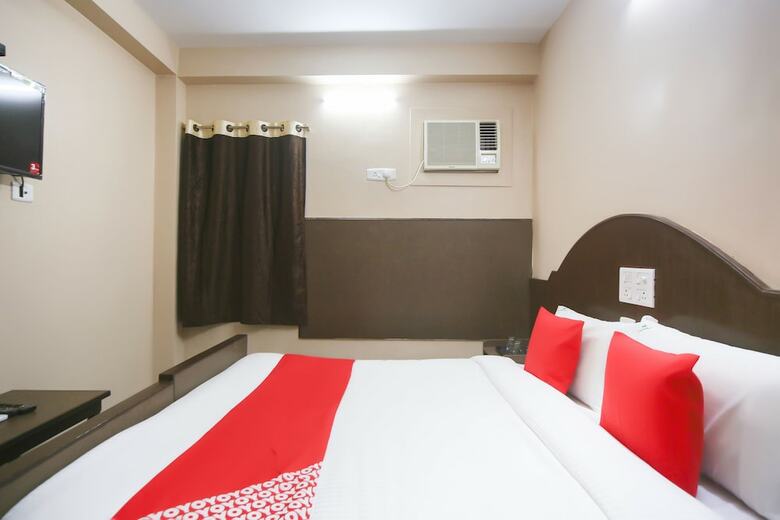 Hotel Oyo 61379 Golden Cafe Boarding & Lodging