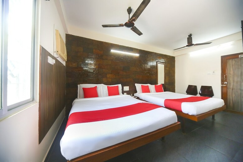 Hotel Oyo 61379 Golden Cafe Boarding & Lodging