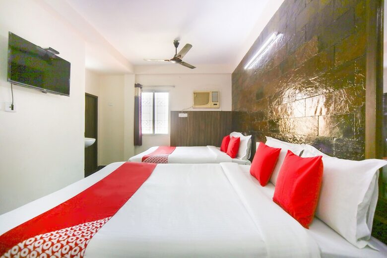 Hotel Oyo 61379 Golden Cafe Boarding & Lodging