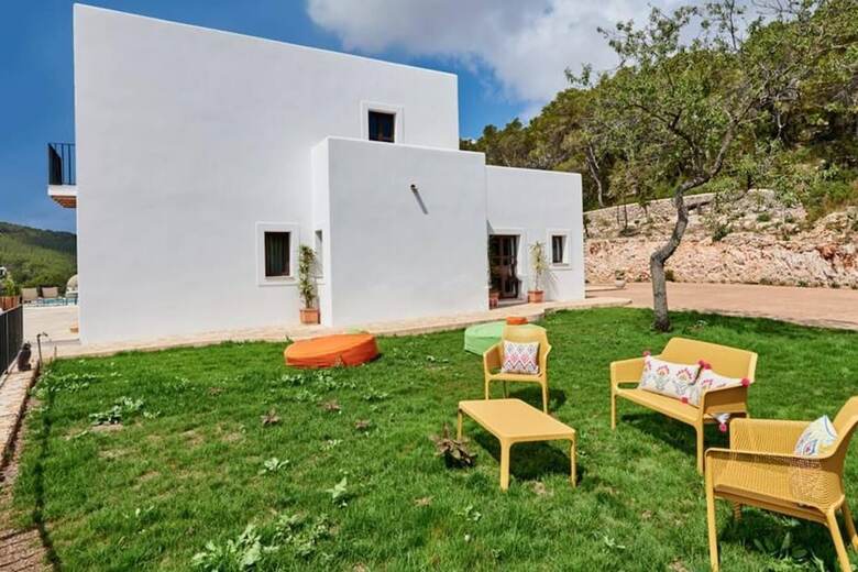 Apartamentos Villa Can Prats, Luxury Villa Surrounded By Nature