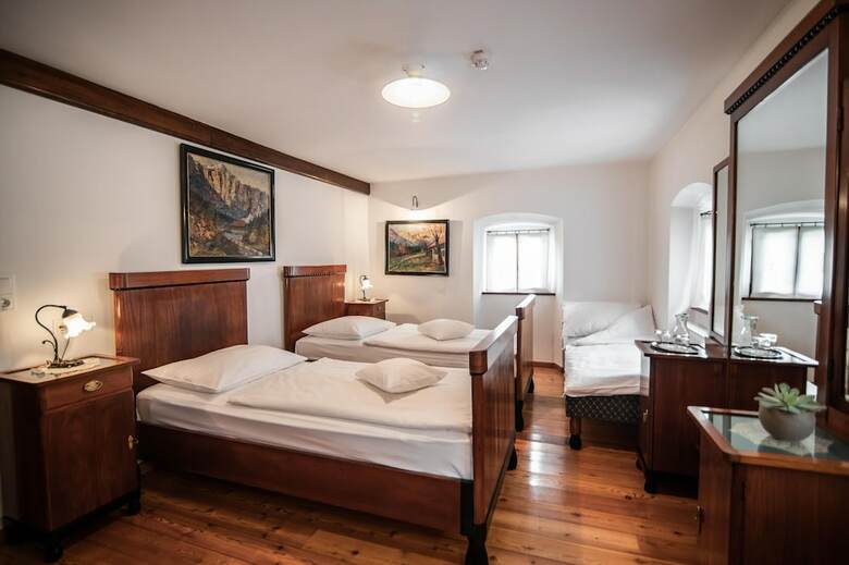 Hotel Dvor Jezer?ek Brnik