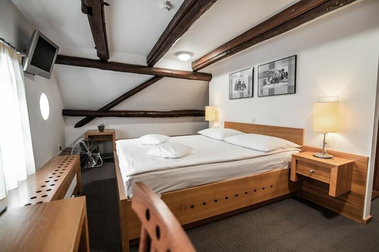 Hotel Dvor Jezer?ek Brnik