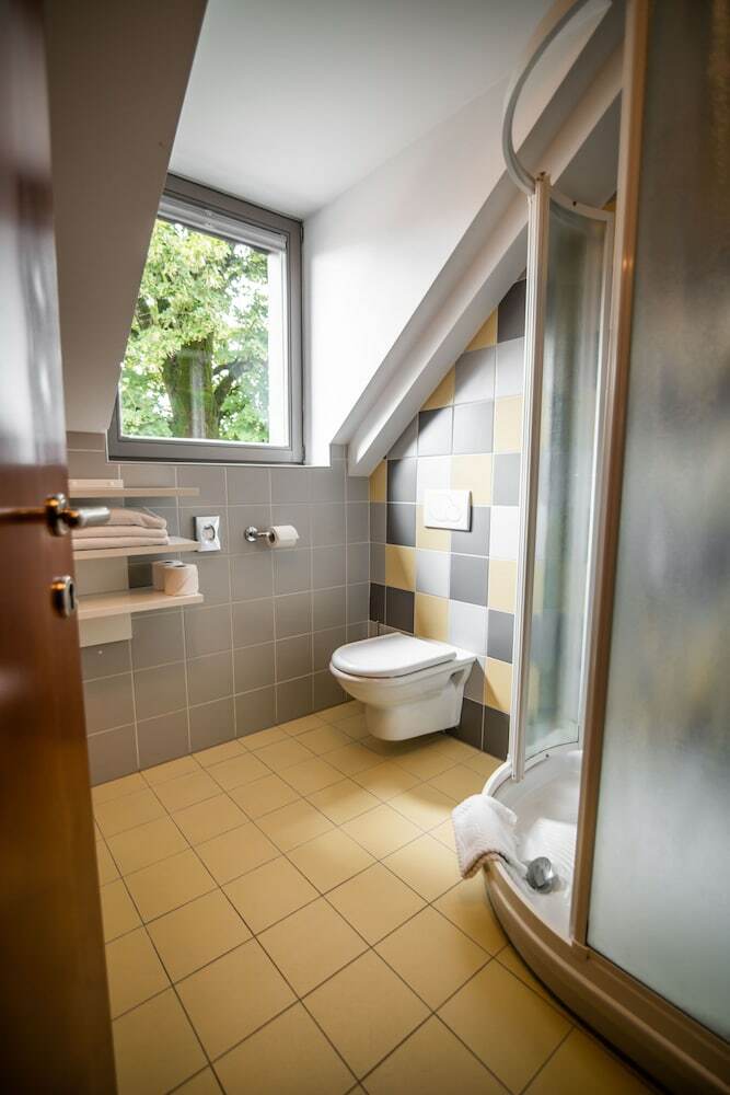 Hotel Dvor Jezer?ek Brnik