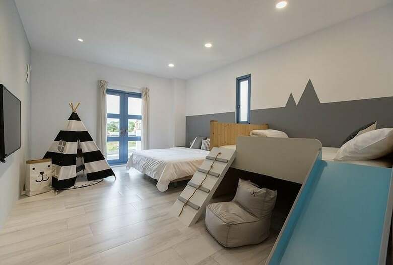 Hotel Blue White