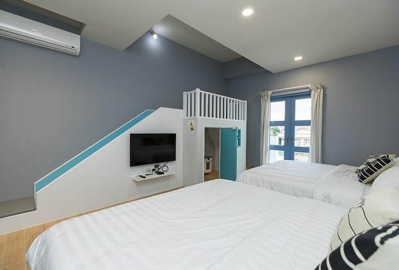 Hotel Blue White