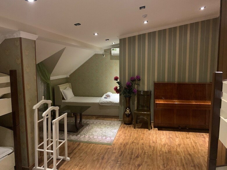Hostal Eleon Hotel