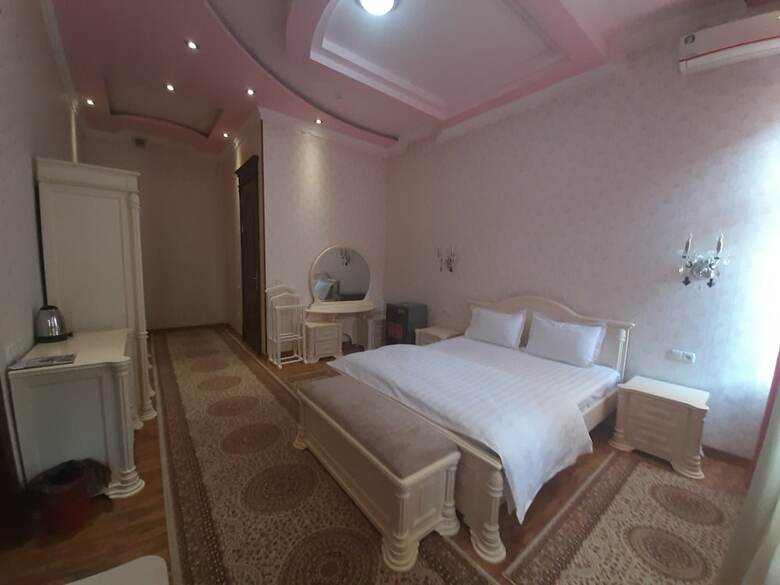 Hostal Eleon Hotel