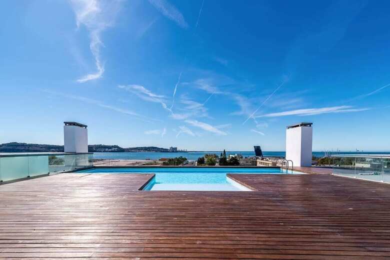 Gorgeous Apartment In Alges With Stunning Rooftop Pool