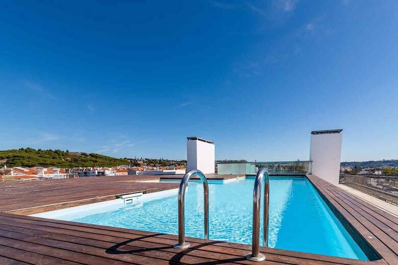 Gorgeous Apartment In Alges With Stunning Rooftop Pool