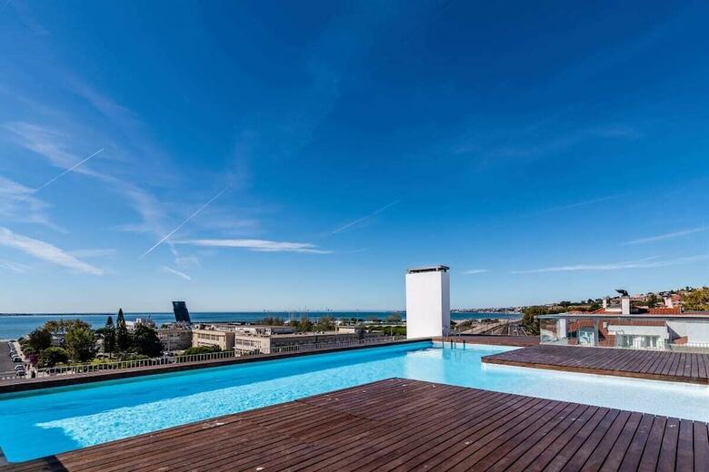 Gorgeous Apartment In Alges With Stunning Rooftop Pool