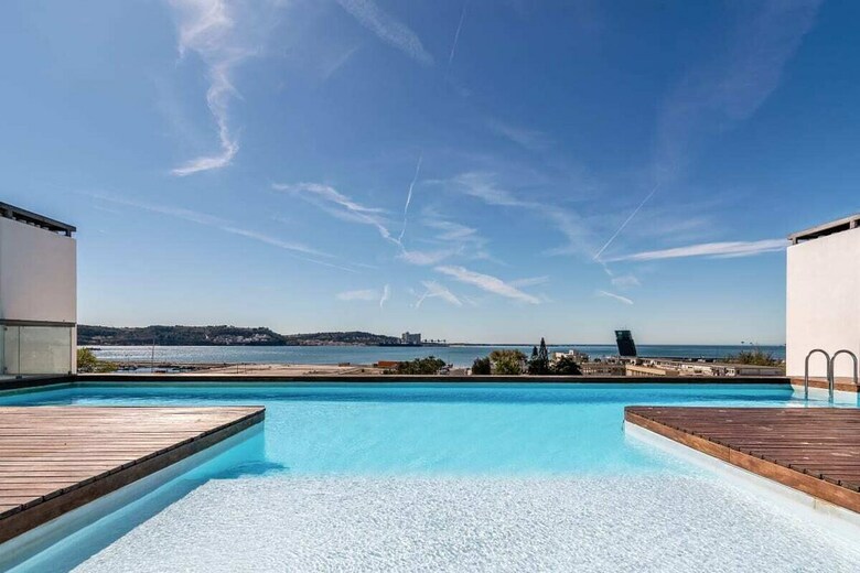 Gorgeous Apartment In Alges With Stunning Rooftop Pool