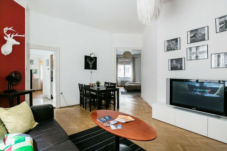 Revay 2 Apartment