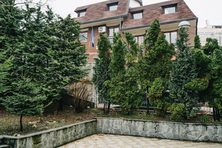 Bright Apartment With Huge Garden & Free Garage