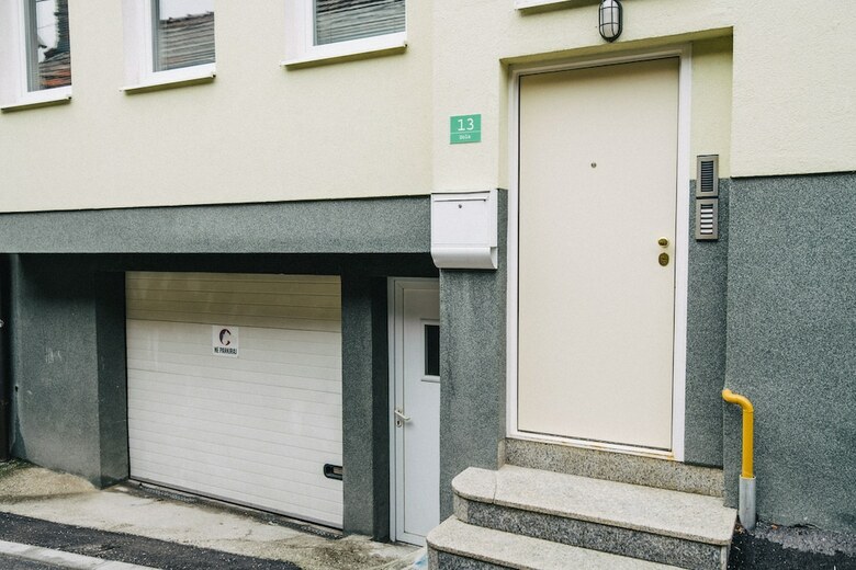 Bright Apartment With Huge Garden & Free Garage