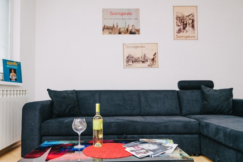 Bright Apartment With Huge Garden & Free Garage