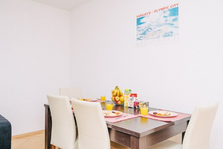 Bright Apartment With Huge Garden & Free Garage