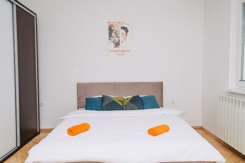 Bright Apartment With Huge Garden & Free Garage