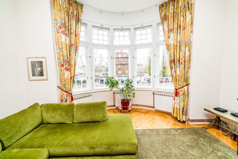 Spacious 3bdr Apt With A Balcony In The Center!