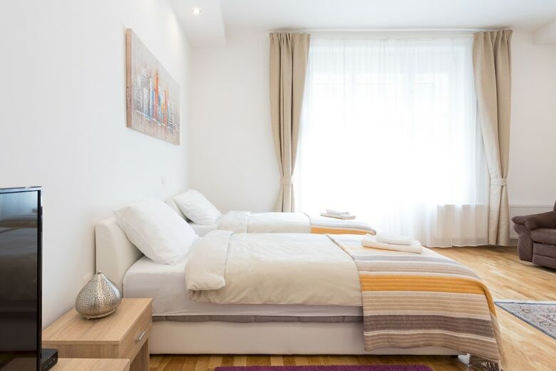 Bright And Spacious Apartment In The City Center!
