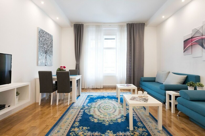 Bright And Spacious Apartment In The City Center!