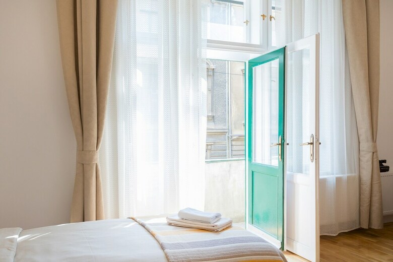 Bright And Spacious Apartment In The City Center!