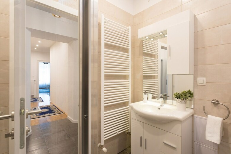 Bright And Spacious Apartment In The City Center!