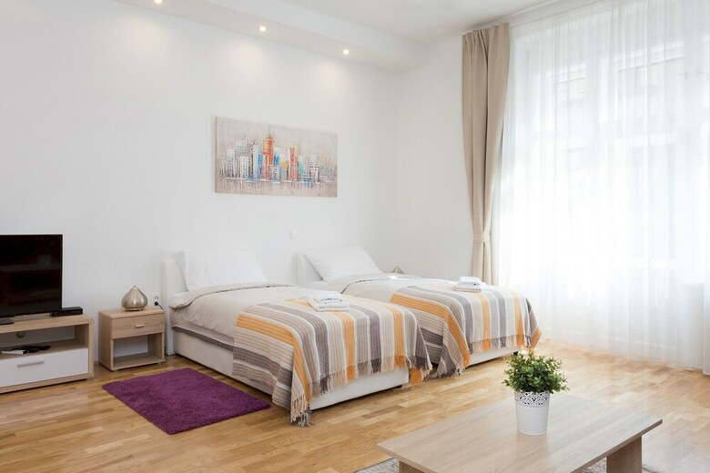 Bright And Spacious Apartment In The City Center!