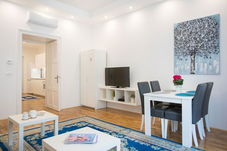 Bright And Spacious Apartment In The City Center!