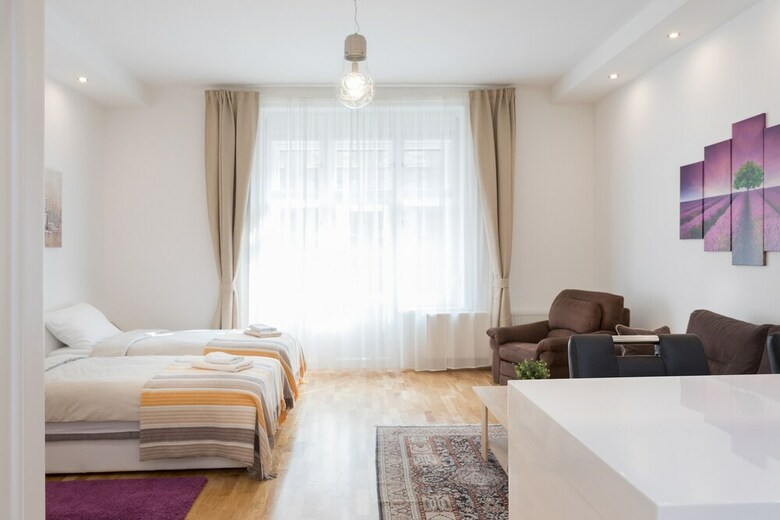 Bright And Spacious Apartment In The City Center!