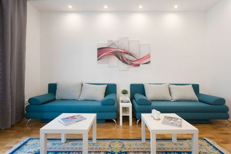 Bright And Spacious Apartment In The City Center!