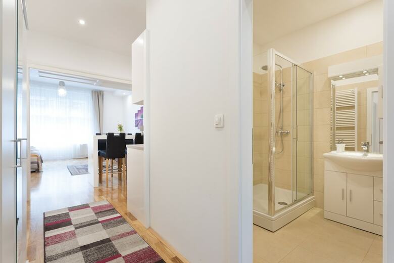 Bright And Spacious Apartment In The City Center!