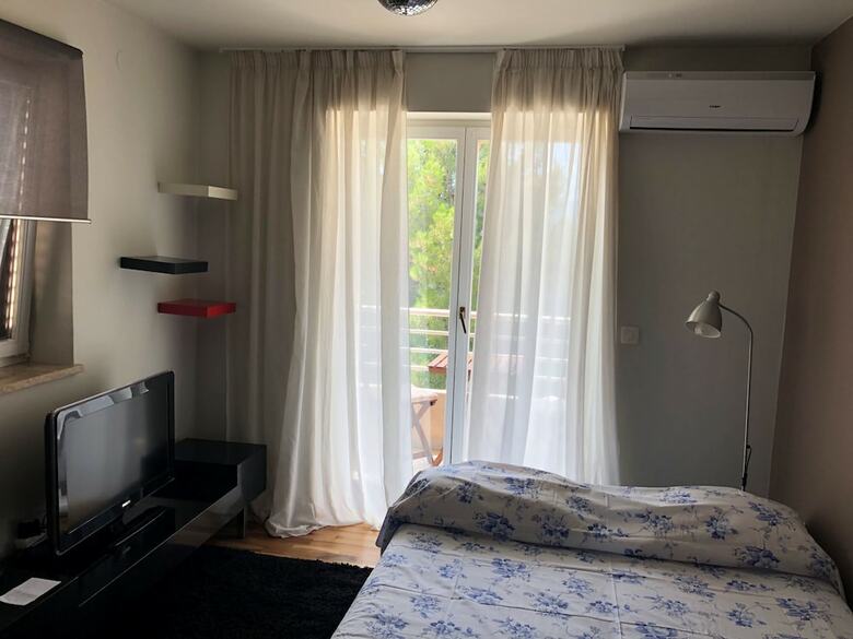 Gorgeous Biserka Apartment Near The Sea