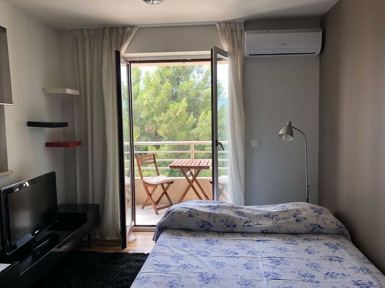 Gorgeous Biserka Apartment Near The Sea
