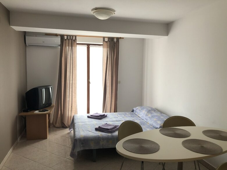 Gorgeous Biserka Apartment Near The Sea