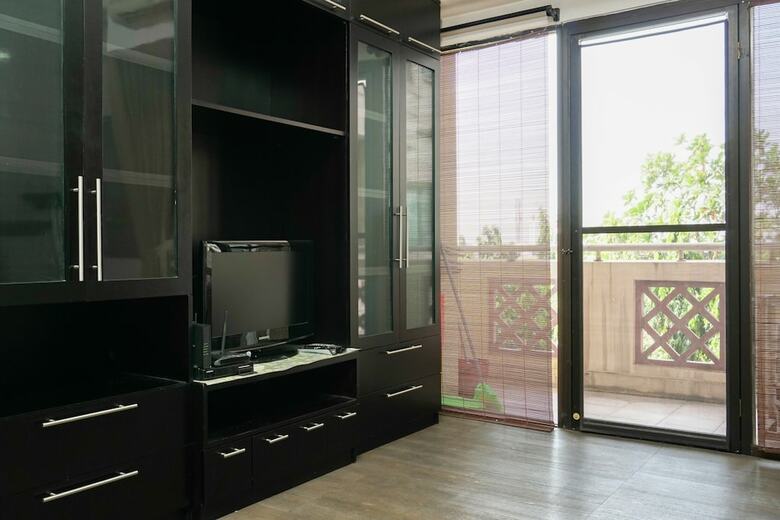 Big And Cozy Studio Apartment At Puri Garden