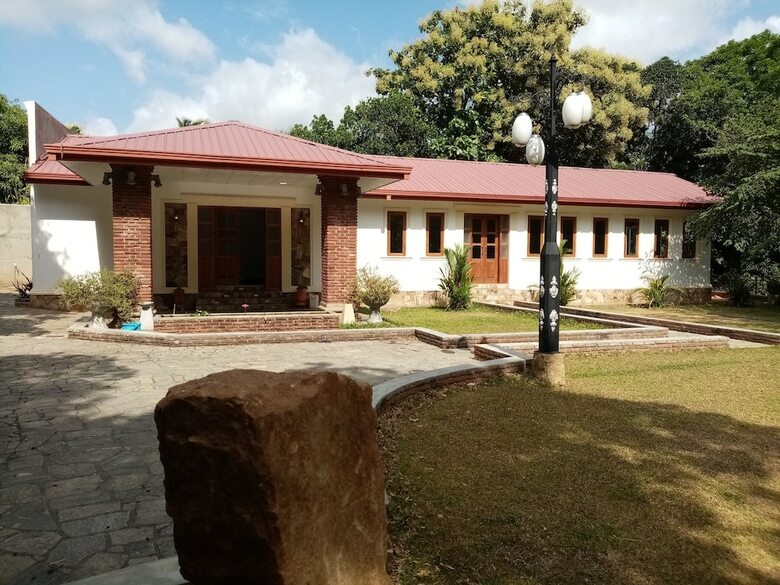 The Crown Hotel Dambulla