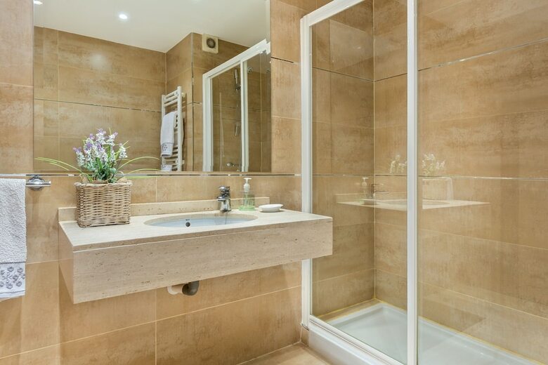 Classic & Bright 4 Bd Apart In Prime Location. Martinez Campos