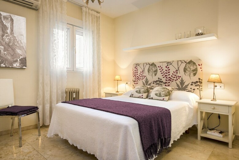 Classic & Bright 4 Bd Apart In Prime Location. Martinez Campos