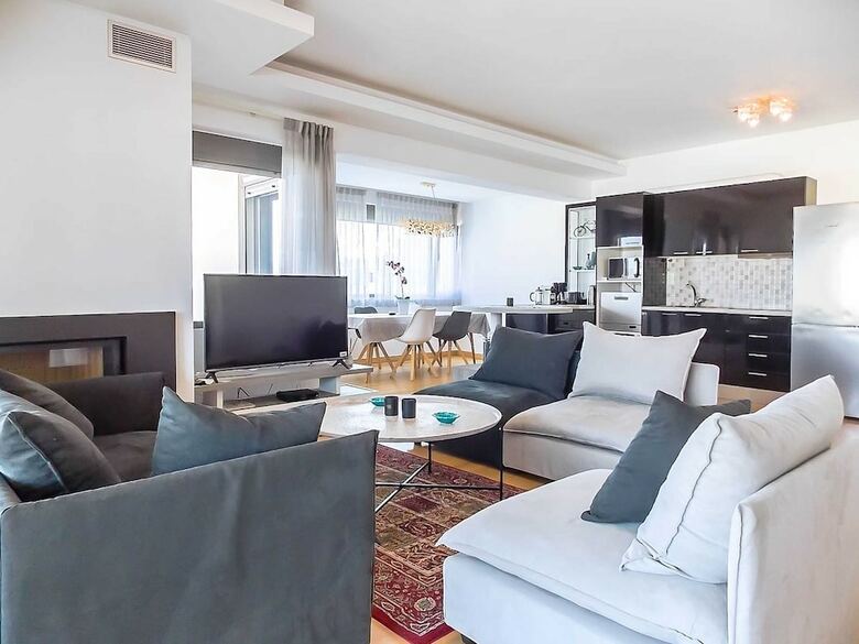 Stylish 2 Bedroom Apartment Spectacular Sea View