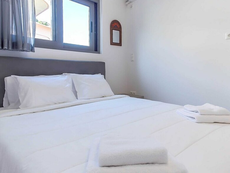 Stylish 2 Bedroom Apartment Spectacular Sea View