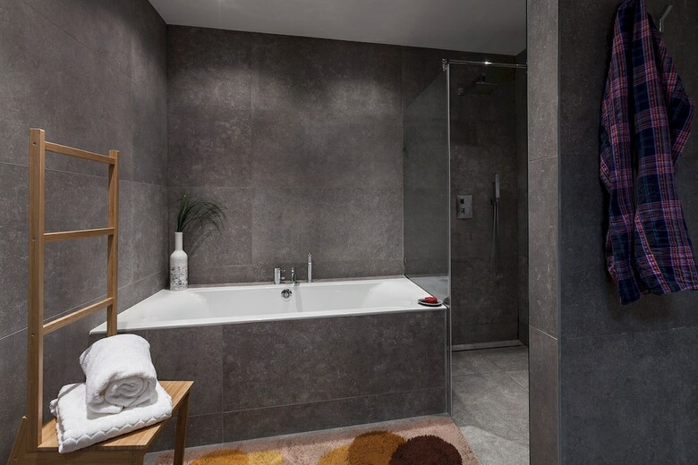 Apartamentos Unit 3 - Modern Smart Home Triplex Private Garden & Parking