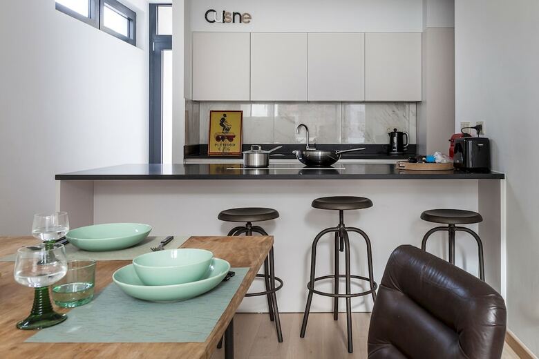 Unit 5 - Trendy Smart Home Triplex Private Garden & Parking