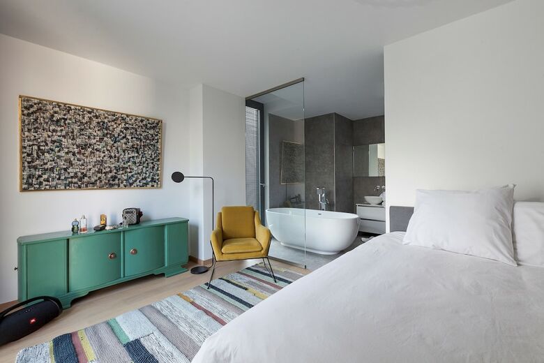 Unit 5 - Trendy Smart Home Triplex Private Garden & Parking