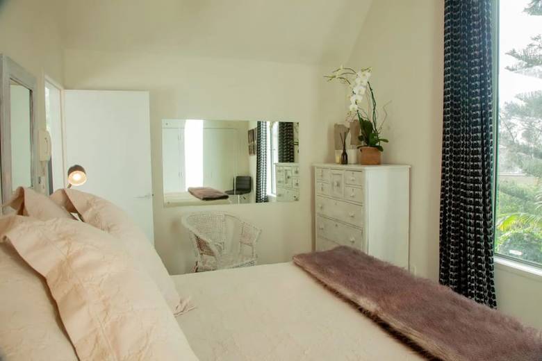 Bright 2 Bedroom Townhouse In Central Parnell