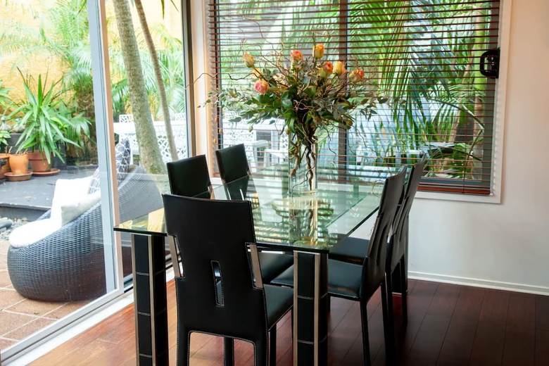 Bright 2 Bedroom Townhouse In Central Parnell