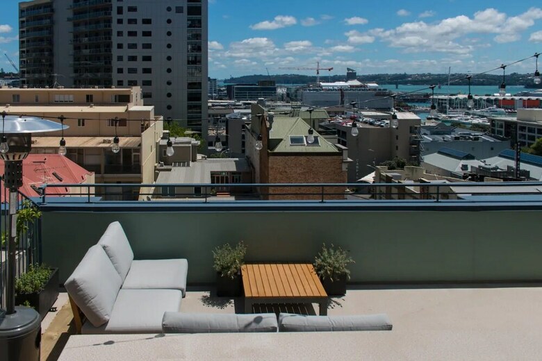 Amazing Penthouse Apartment With Balcony And Harbour Views