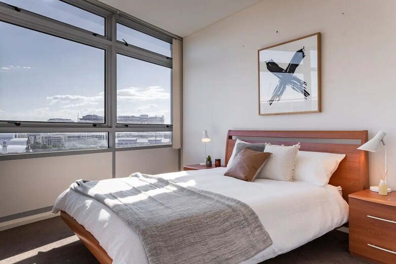 Modern Harbourside Apartment With A View