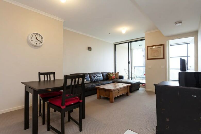 Surry Hills 1 Bedroom Apartment. In Convenient Location