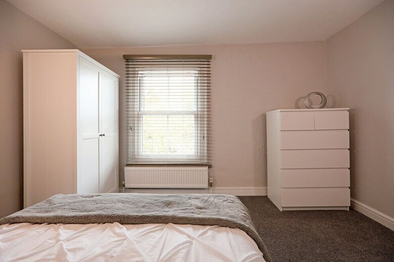 Spacious 2 Bedroom Cosy Apartment - Close To Station!