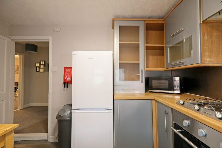 Spacious 2 Bedroom Cosy Apartment - Close To Station!